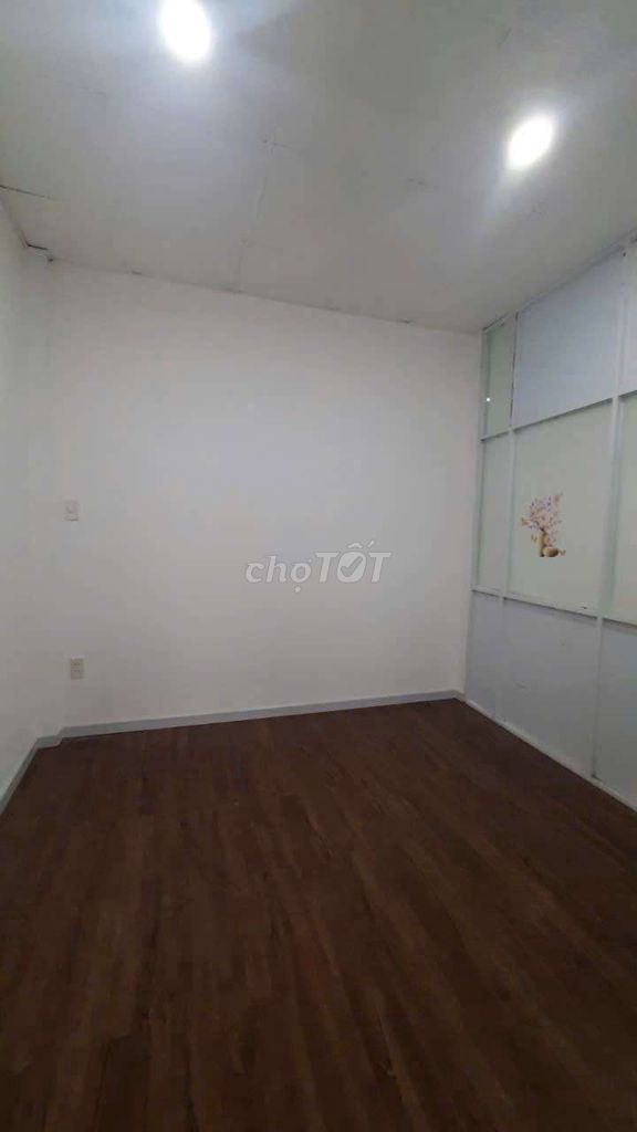We'll rent out the square root two stories. Just over 10 million. Bà Hạt Street. Kadokawa 9. District 10