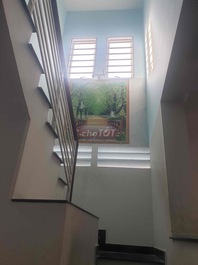 Rent the entire apartment. 1 st floor. 102 Lã Xuân Oai. 9th.
