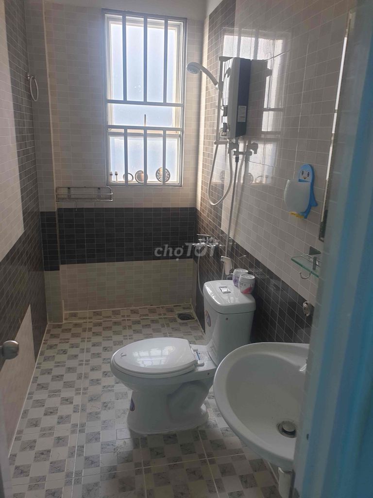 Rent the entire apartment. 1 st floor. 102 Lã Xuân Oai. 9th.