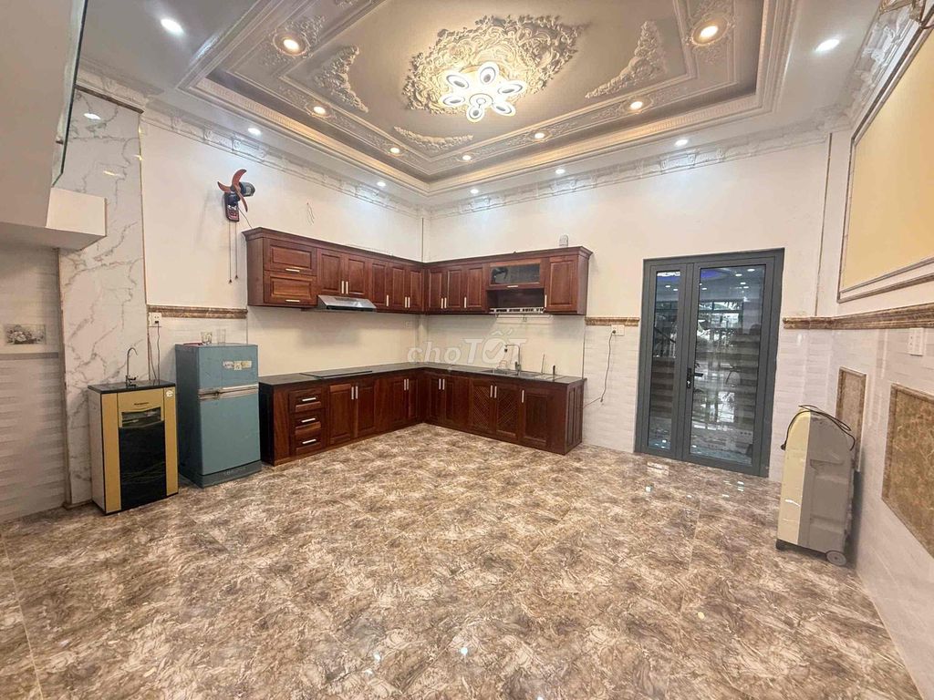 12 million 4 floors 5 toilets - only 1 apartment