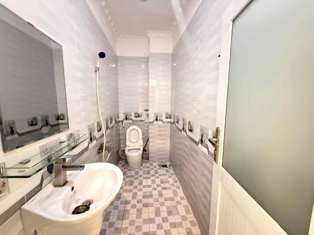 12 million 4 floors 5 toilets - only 1 apartment