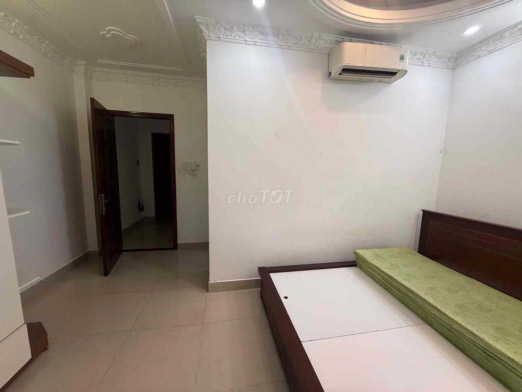 12 million 4 floors 5 toilets - only 1 apartment