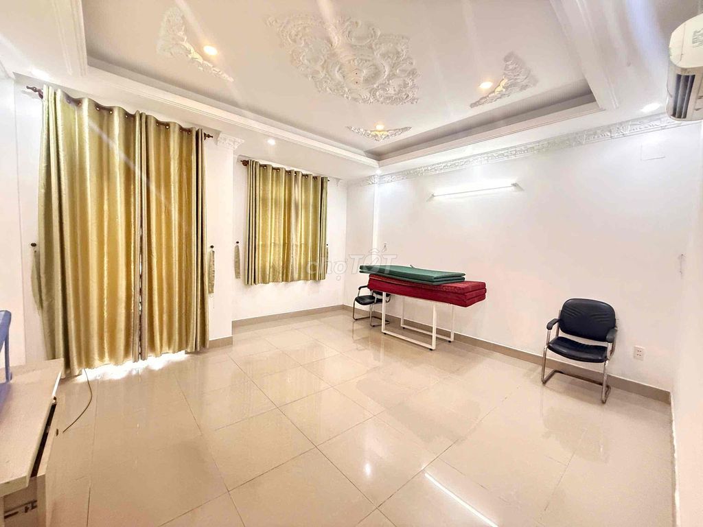 12 million 4 floors 5 toilets - only 1 apartment