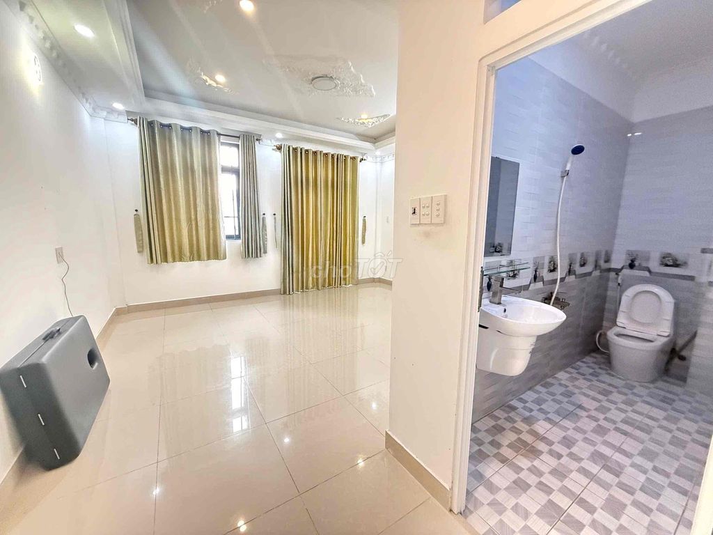 12 million 4 floors 5 toilets - only 1 apartment
