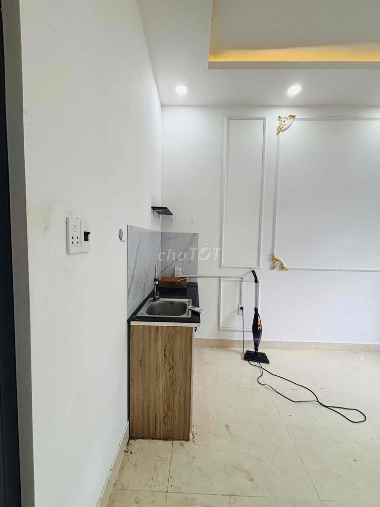 The service apartment is located in 4 sq0.