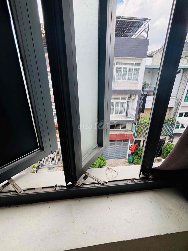 The service apartment is located in 4 sq0.