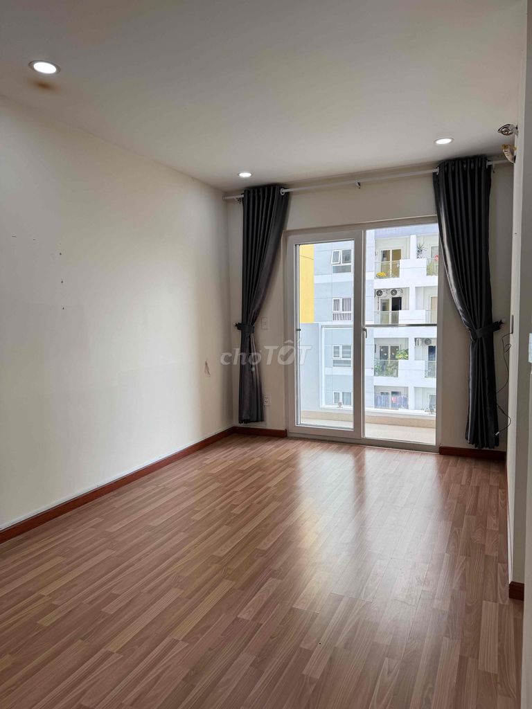Rent a Diamond sitting room with nine million air conditioning on it.