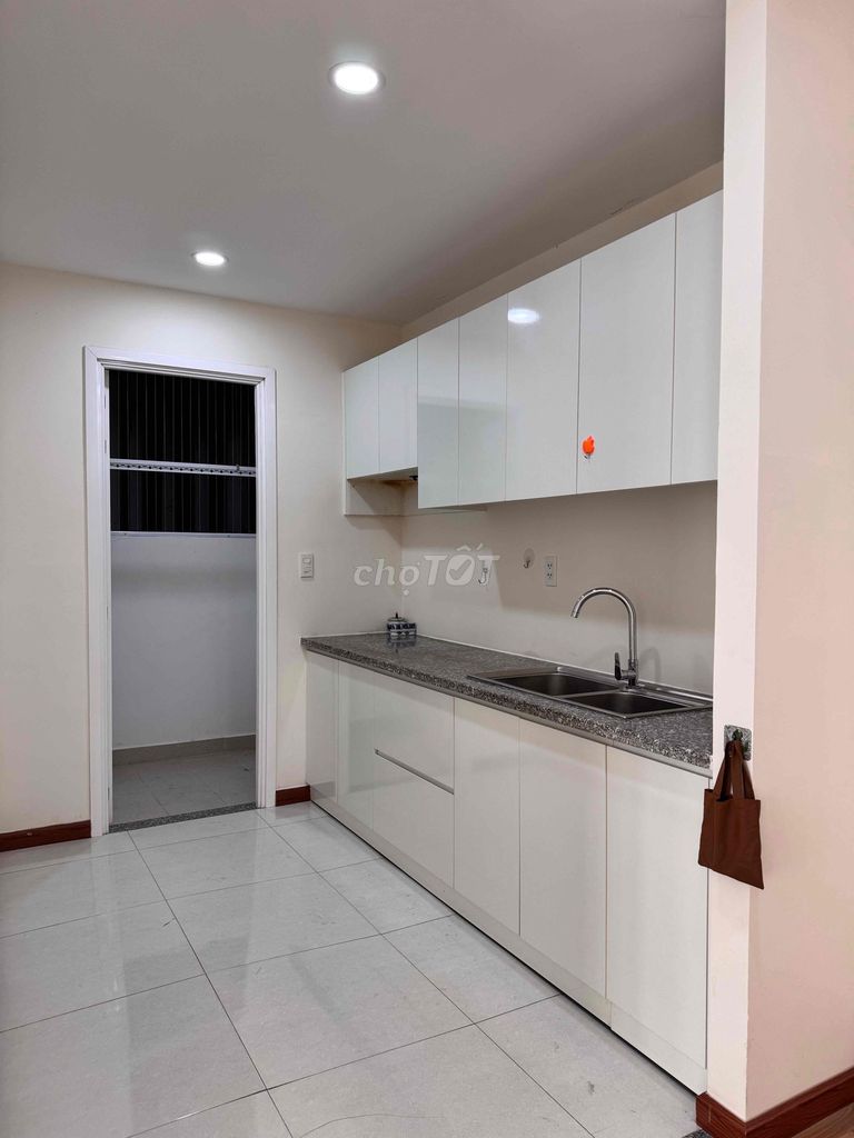 Rent a Diamond sitting room with nine million air conditioning on it.