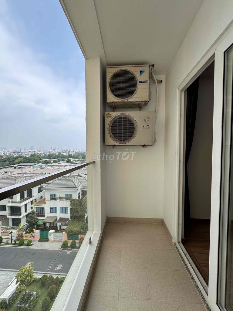Rent a Diamond sitting room with nine million air conditioning on it.