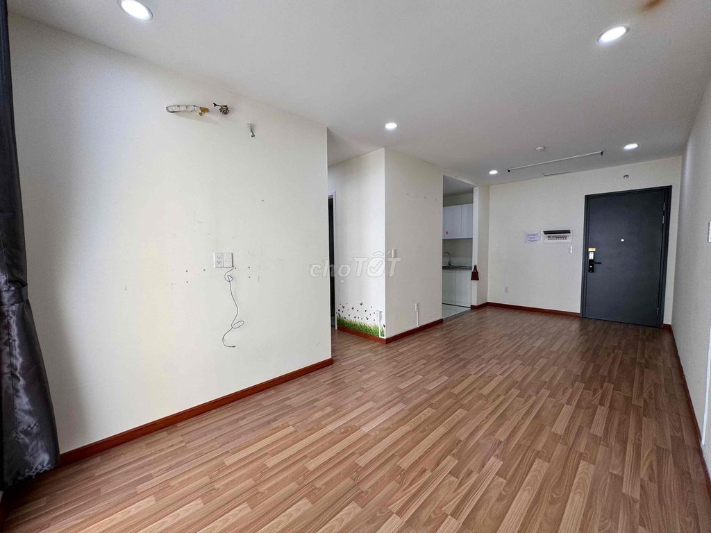 Rent a Diamond sitting room with nine million air conditioning on it.