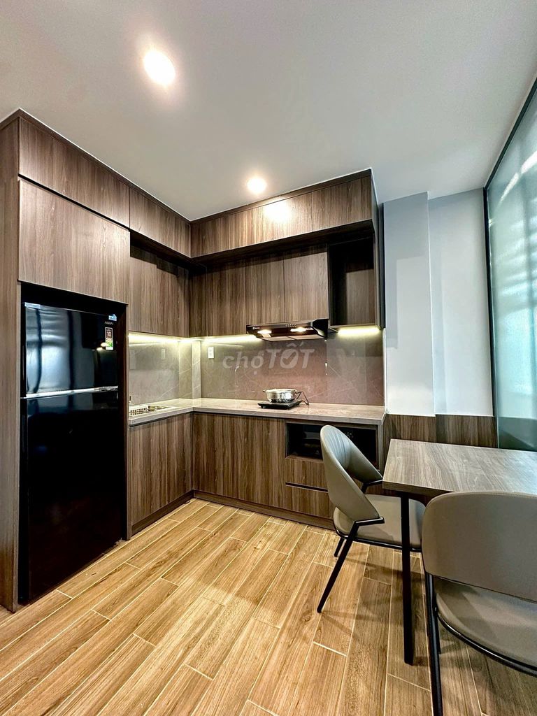 Room 1 Âu Cơ, bordering the 10th District. Full interior, private kitchen.