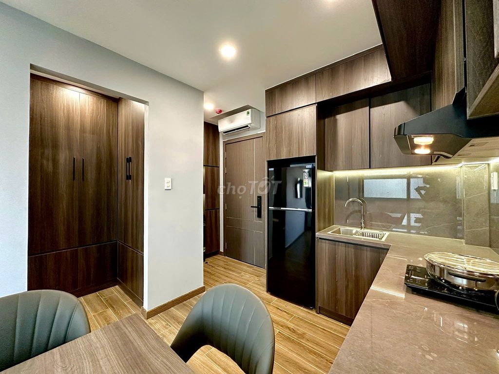 Room 1 Âu Cơ, bordering the 10th District. Full interior, private kitchen.