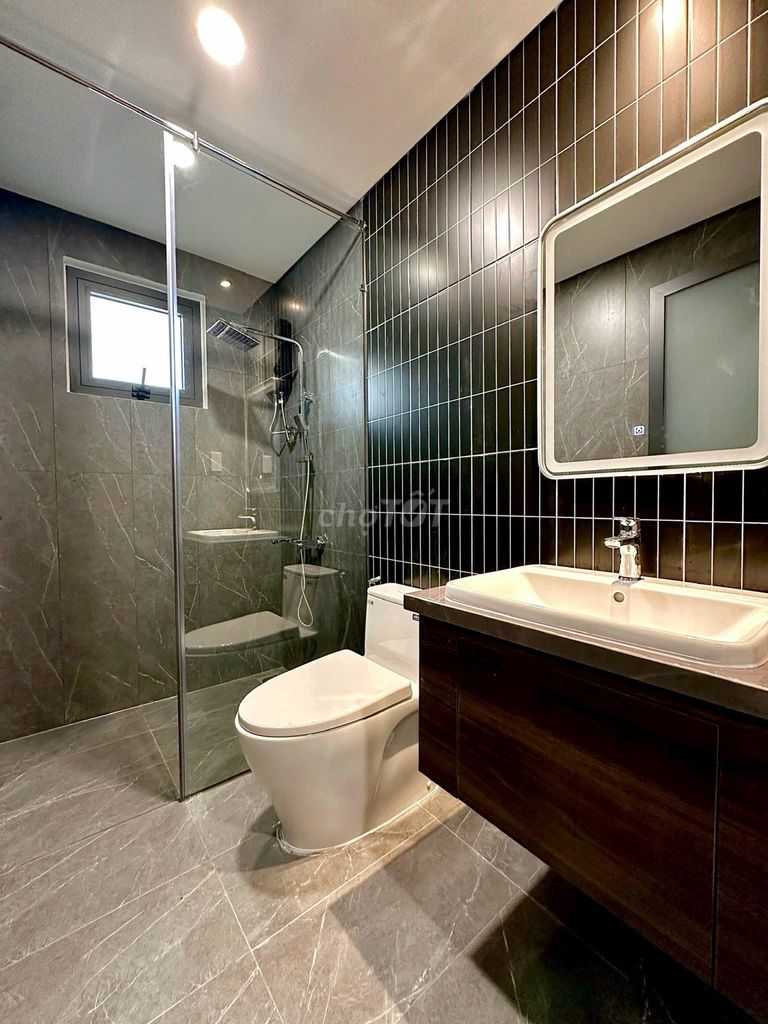 Room 1 Âu Cơ, bordering the 10th District. Full interior, private kitchen.