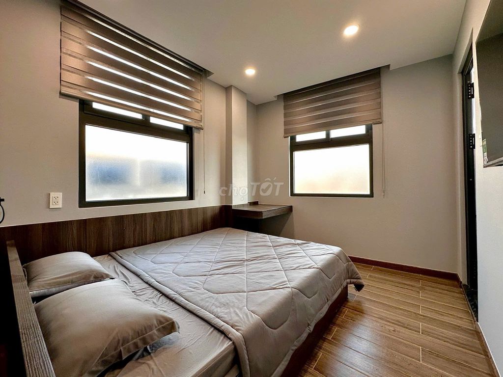 Room 1 Âu Cơ, bordering the 10th District. Full interior, private kitchen.