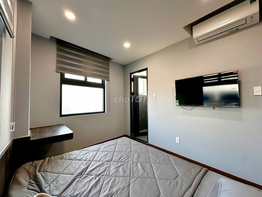 Room 1 Âu Cơ, bordering the 10th District. Full interior, private kitchen.