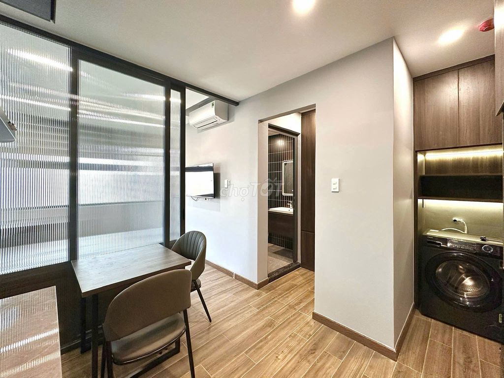 Room 1 Âu Cơ, bordering the 10th District. Full interior, private kitchen.