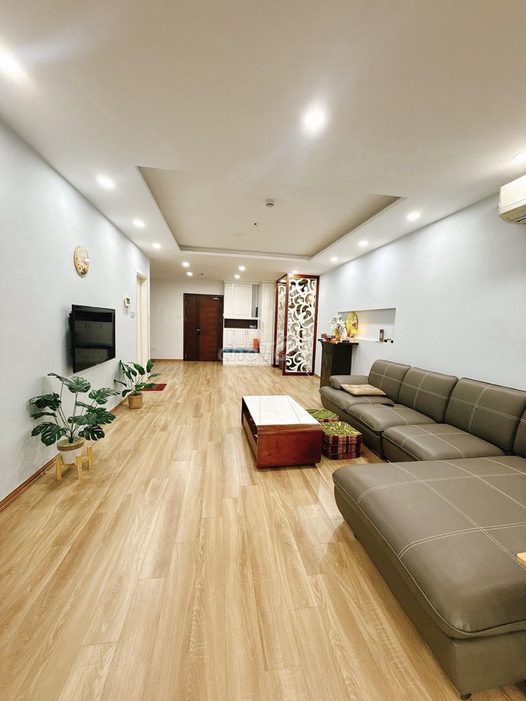 Rent C/c senior Park Legend, Hoàng Văn Thụ - 3 bedrooms rent 18 million a month