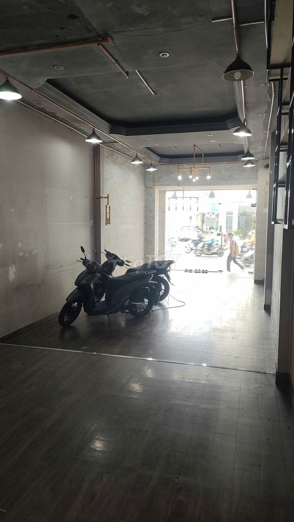 Let's rent the surface 100 meters of Hồ Văn Huê, bedroom, broad sidewalk, three meters ceiling.