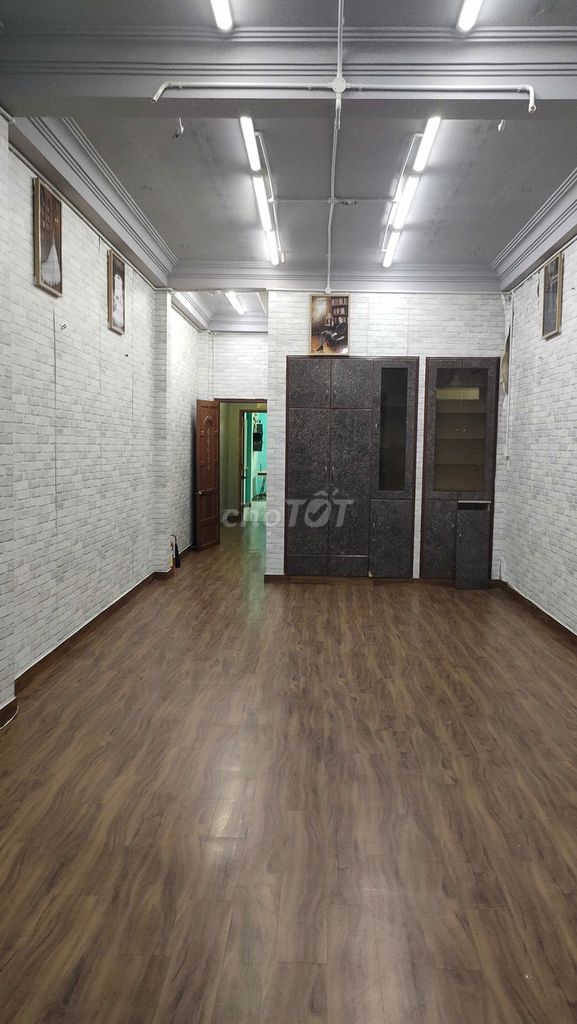 Let's rent the surface 100 meters of Hồ Văn Huê, bedroom, broad sidewalk, three meters ceiling.
