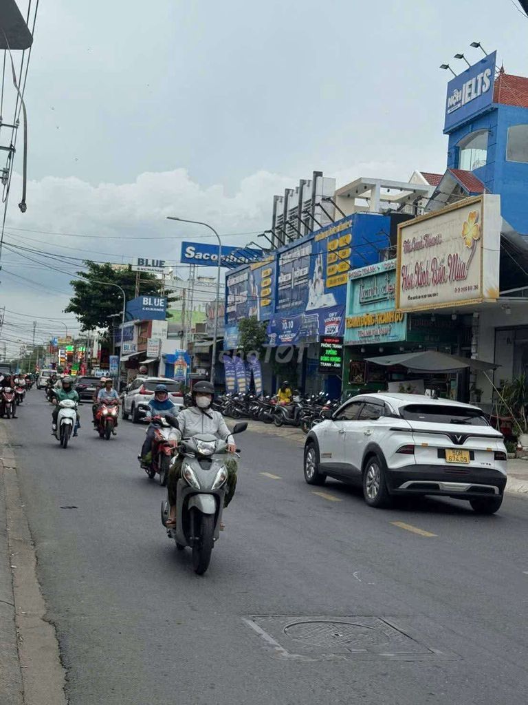 Dương Thị Mười Hotel 4 x 4 meters cast