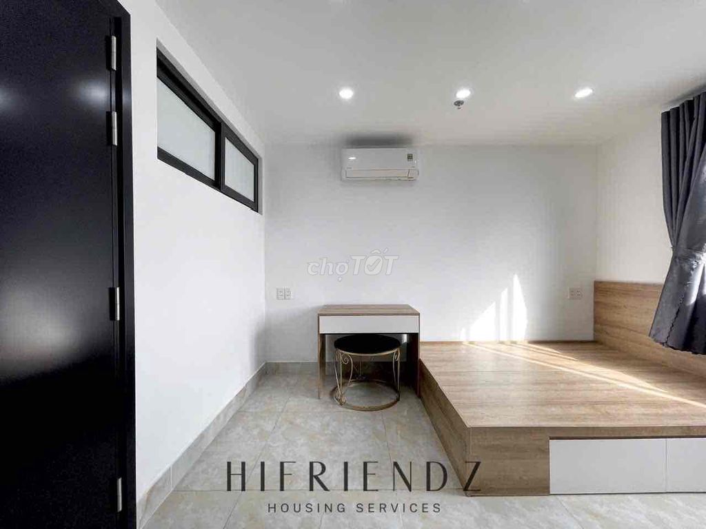 A high-level Lê Văn Quới sky window studio
