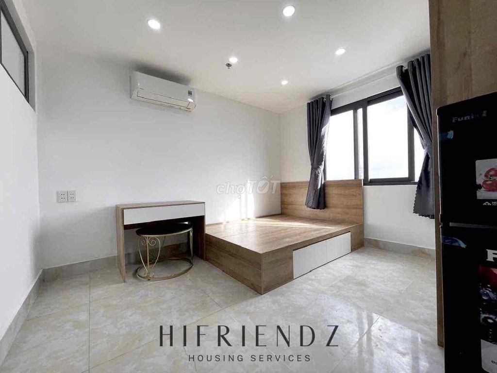 A high-level Lê Văn Quới sky window studio