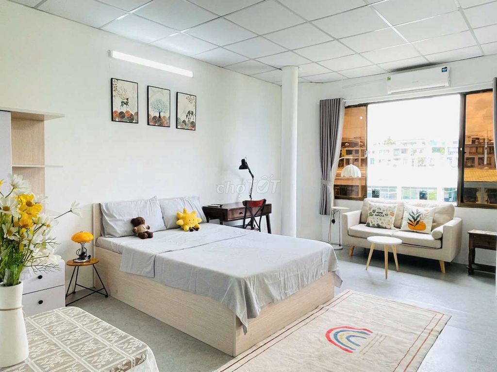 the large window house til natural light full of fine interior