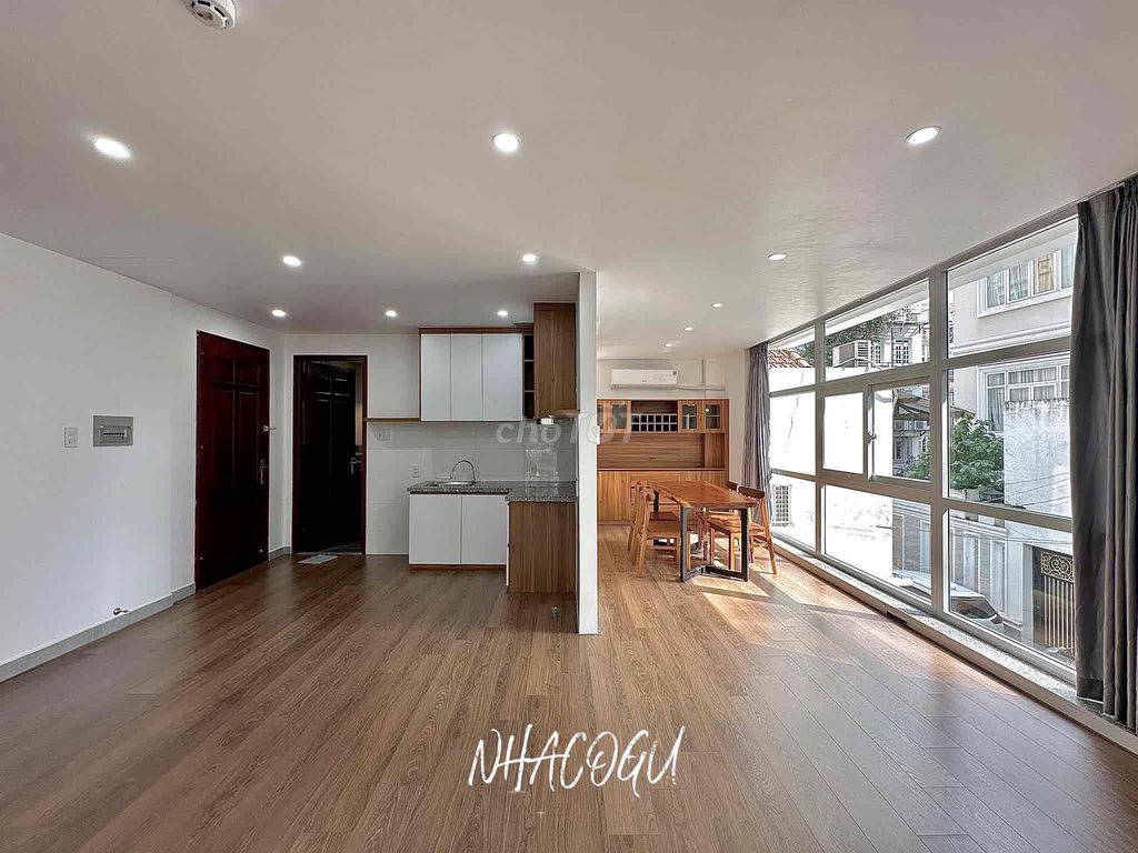 Two bedrooms-- one full-on-one new furniture, 100 percent balconies, palm and magic strips.