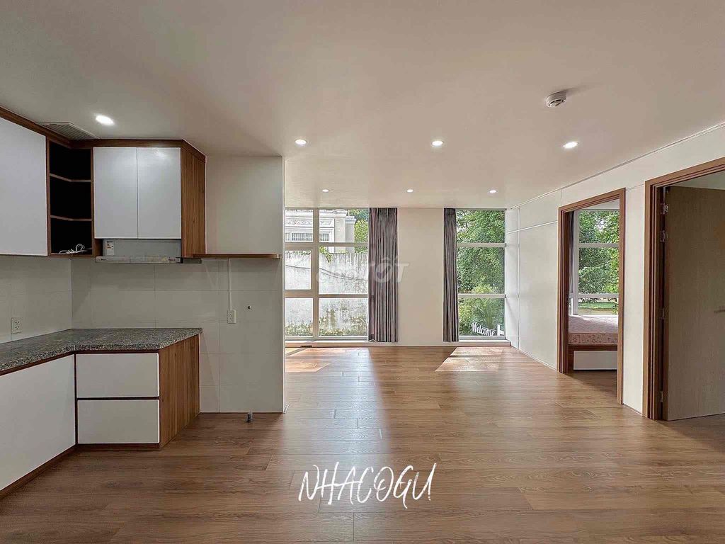 Two bedrooms-- one full-on-one new furniture, 100 percent balconies, palm and magic strips.