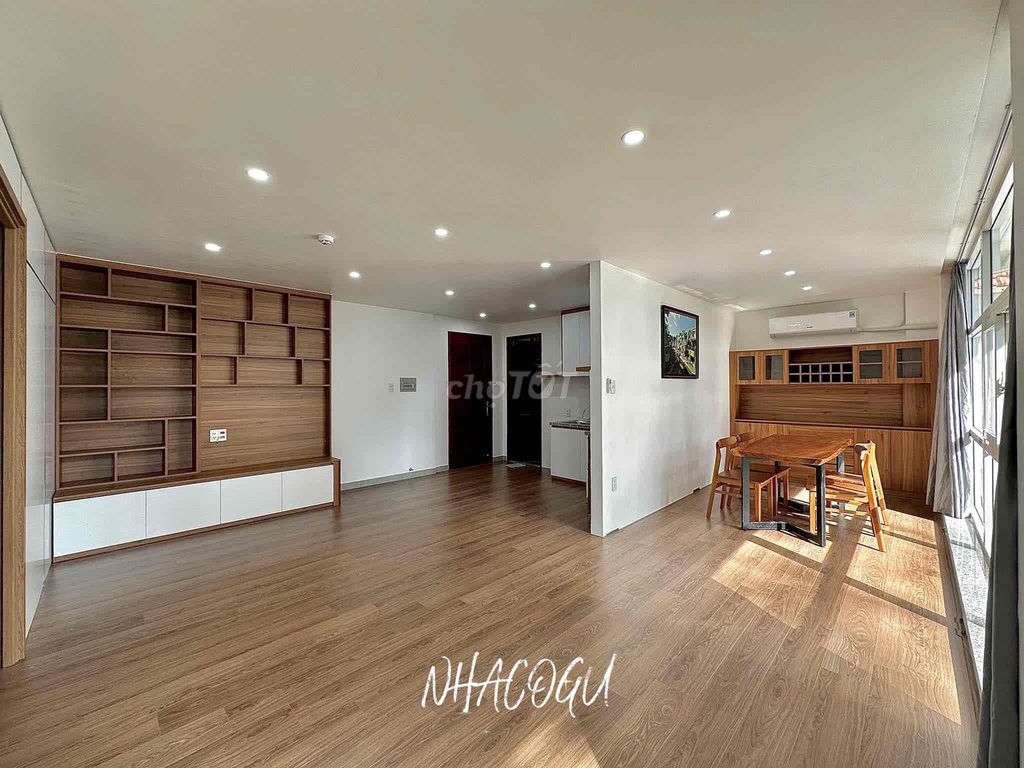 Two bedrooms-- one full-on-one new furniture, 100 percent balconies, palm and magic strips.