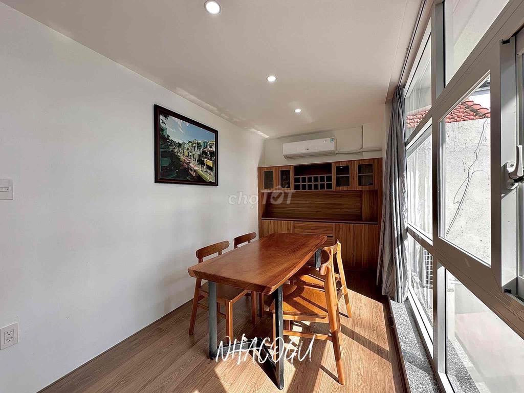 Two bedrooms-- one full-on-one new furniture, 100 percent balconies, palm and magic strips.