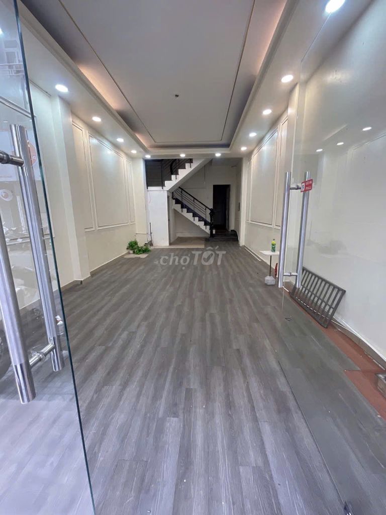 Rent one 90 Hoa Lan, level four, six bedrooms, 35 million.