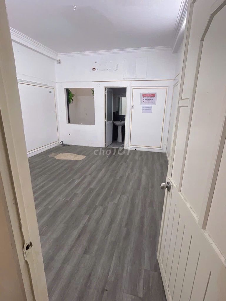 Rent one 90 Hoa Lan, level four, six bedrooms, 35 million.