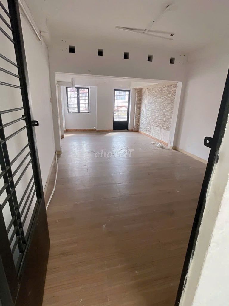 Rent one 90 Hoa Lan, level four, six bedrooms, 35 million.