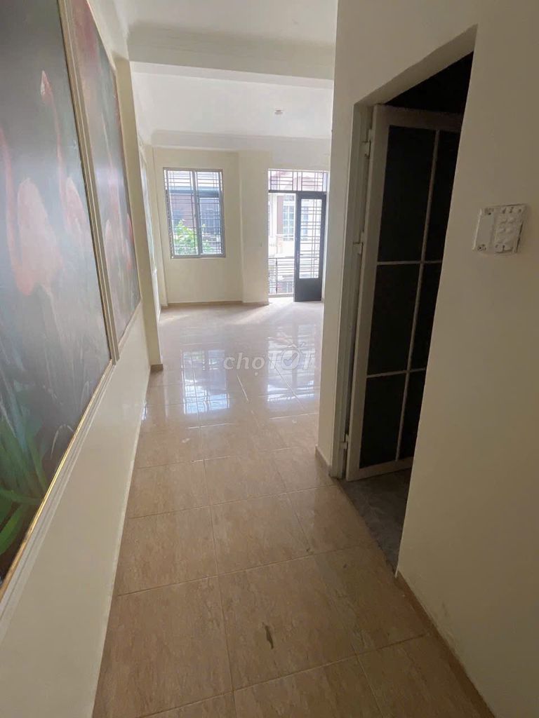Rent one 90 Hoa Lan, level four, six bedrooms, 35 million.