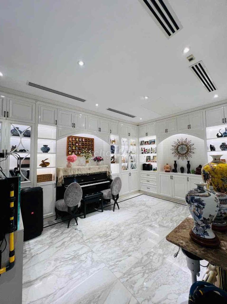 The Lucasta Xhi residence rents 40 million a month