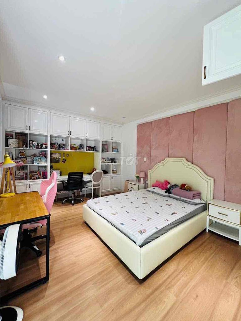 The Lucasta Xhi residence rents 40 million a month