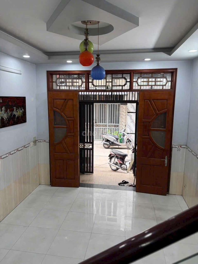 Rent a three-story four-way apartment. Three toilets.
