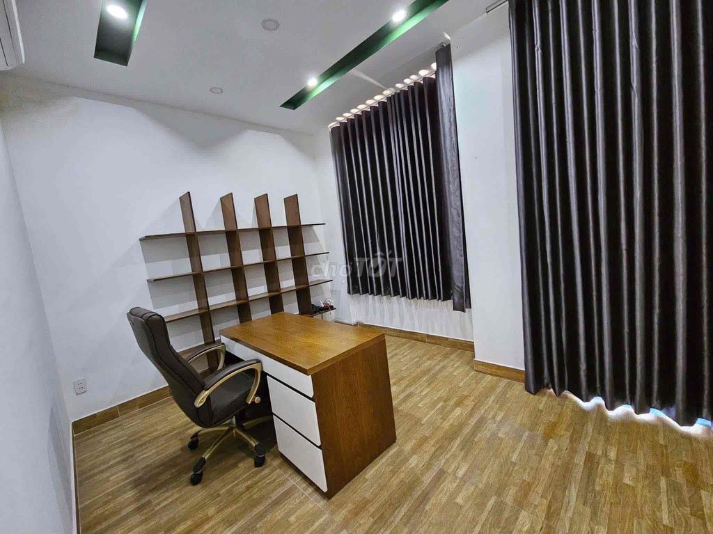 Two floors three bedrooms, eight meters through the lucre.