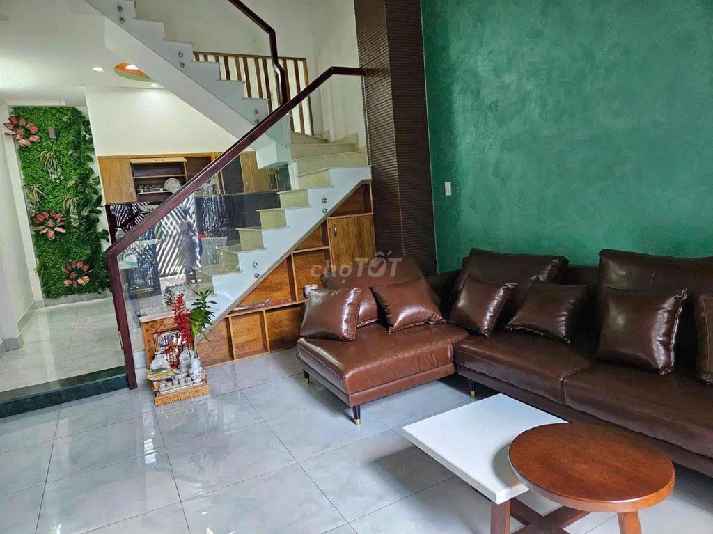 Two floors three bedrooms, eight meters through the lucre.