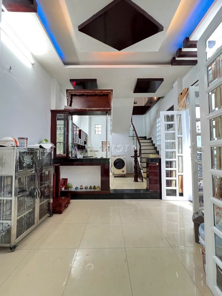 Let's rent out a two-to-one base, Nguyễn Duy Dương. Four floors is beautiful.