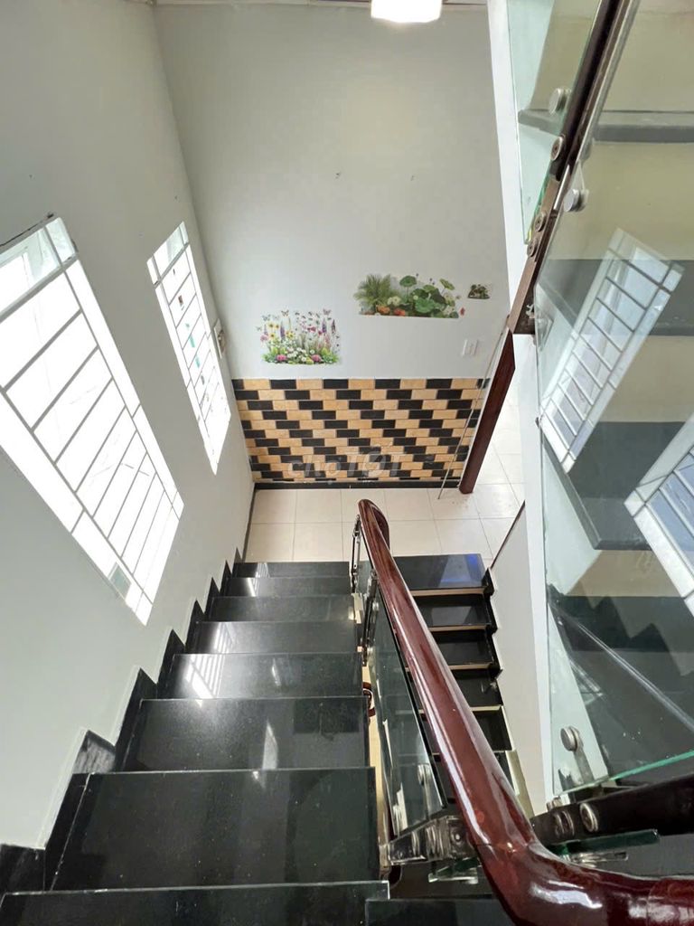 Let's rent out a two-to-one base, Nguyễn Duy Dương. Four floors is beautiful.