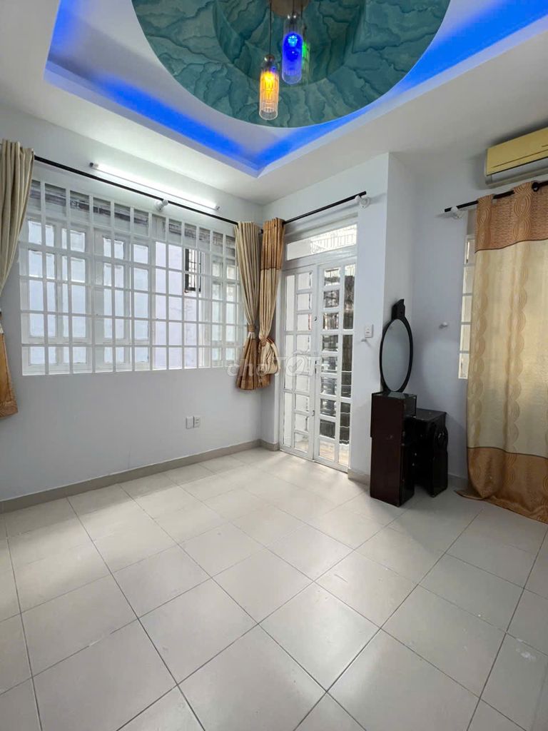 Let's rent out a two-to-one base, Nguyễn Duy Dương. Four floors is beautiful.