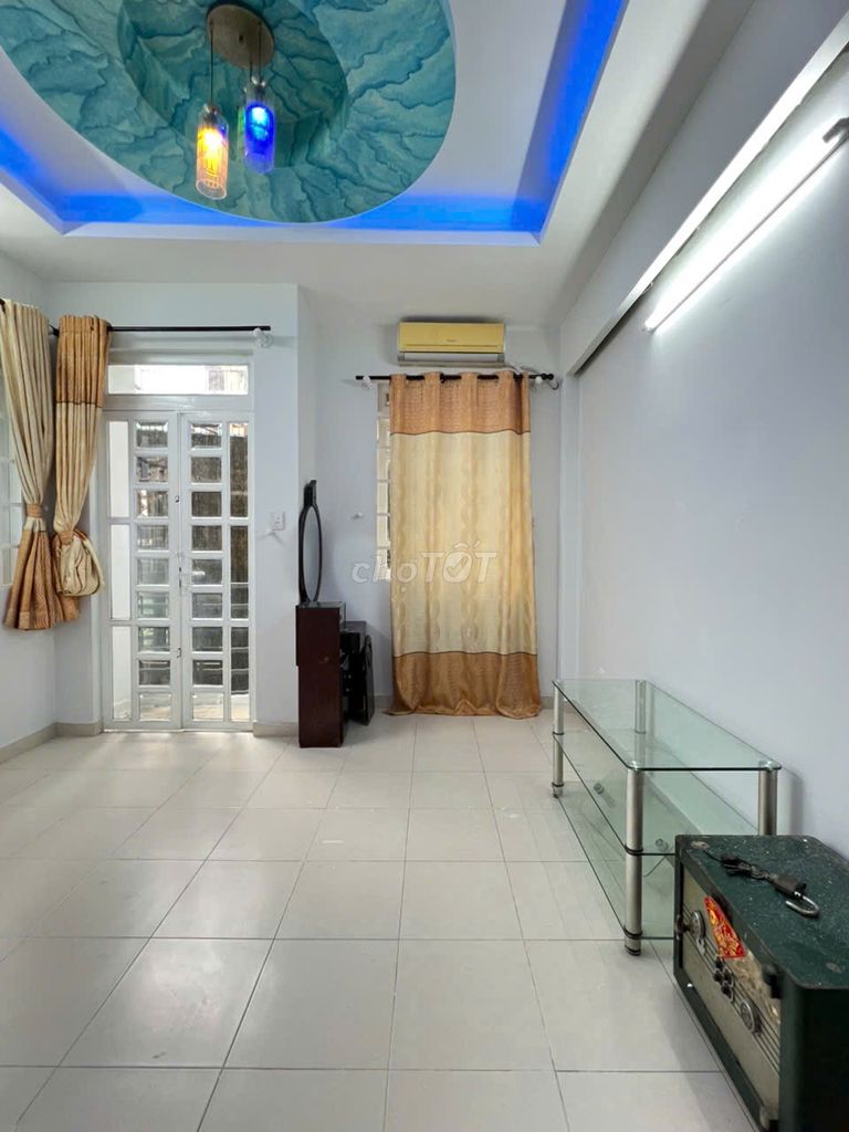 Let's rent out a two-to-one base, Nguyễn Duy Dương. Four floors is beautiful.