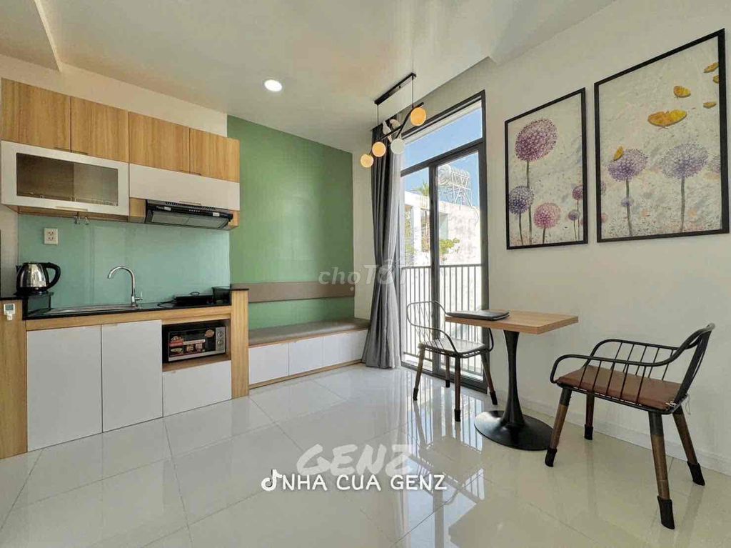Clear a full interior room, close to University Gtvt, convenient.
