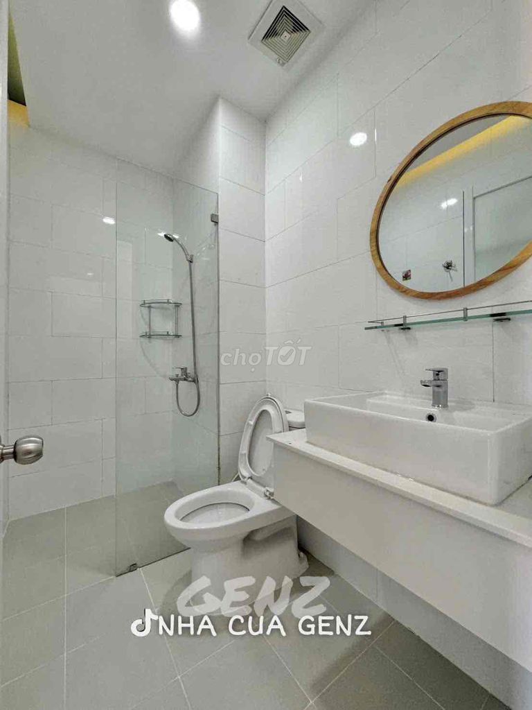 Clear a full interior room, close to University Gtvt, convenient.