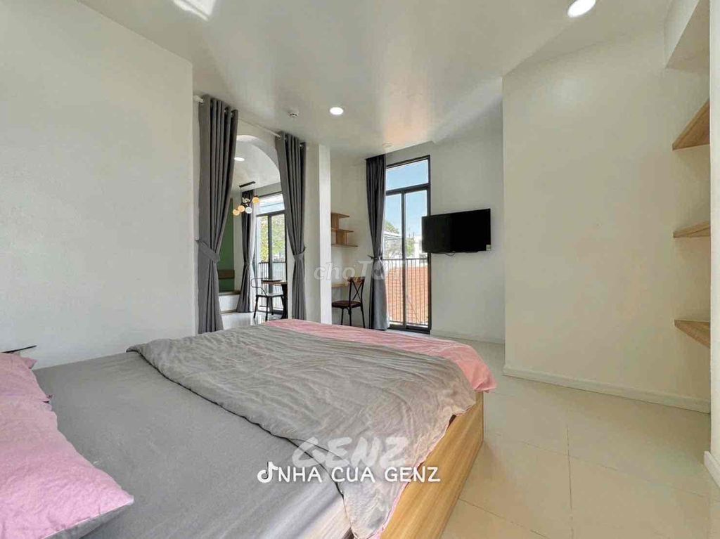 Clear a full interior room, close to University Gtvt, convenient.