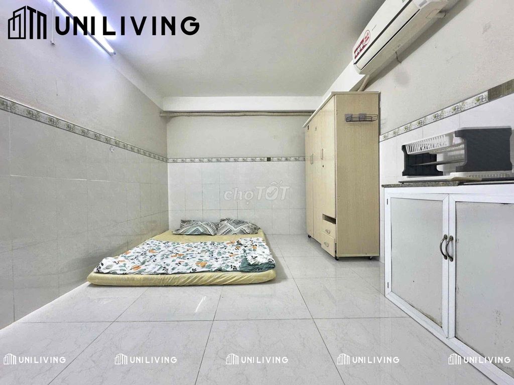 Renting the studio full of furniture, open windows in cs3 court.