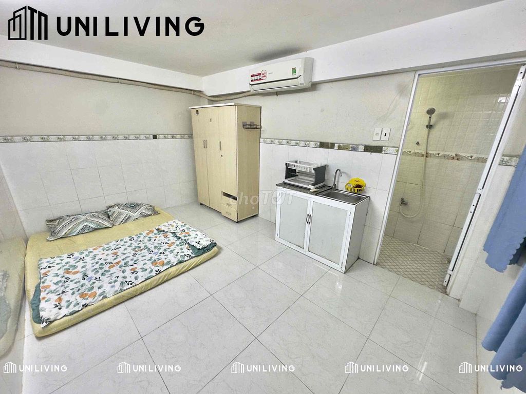 Renting the studio full of furniture, open windows in cs3 court.