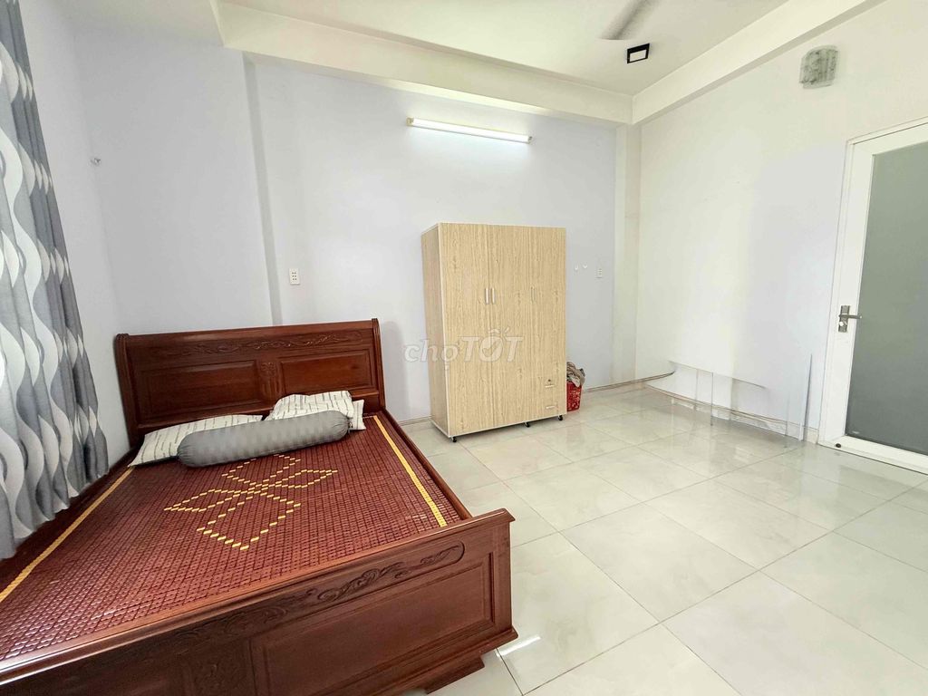 The super-wide balcony room is 3 million and 8 rounds wide.